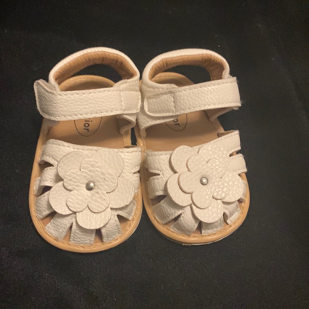 Meckior White Flower Sandals Size 3-6 mos.